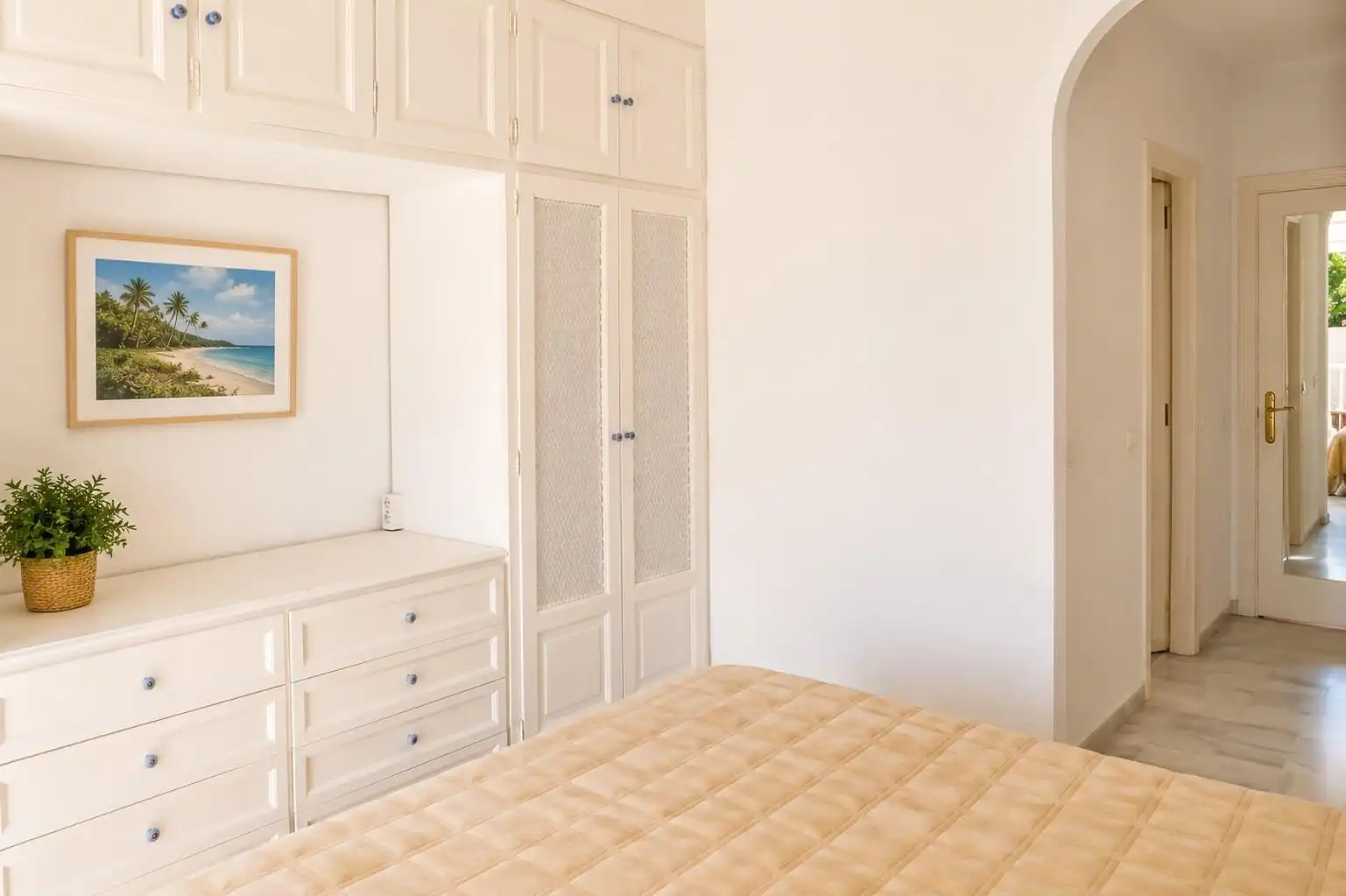 Dormitori de Apartament en venda en Estepona amb Jardí privat, Terrassa i Piscina comunitària