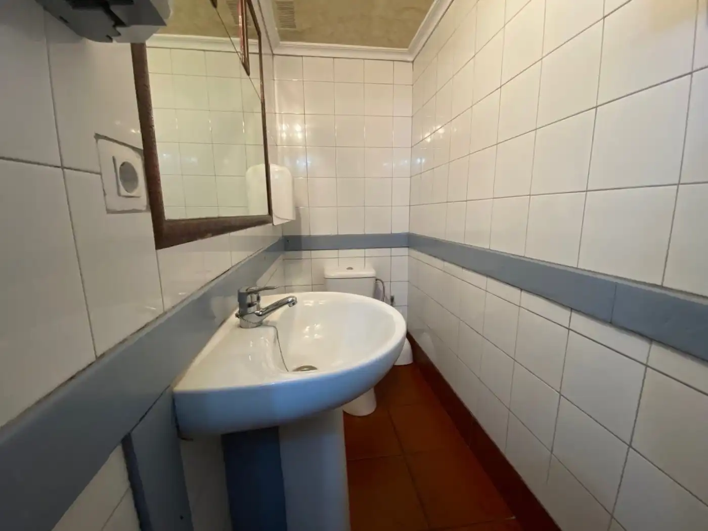 Badezimmer von Geschaftsraum zum Verkauf in Santander mit Klimaanlage