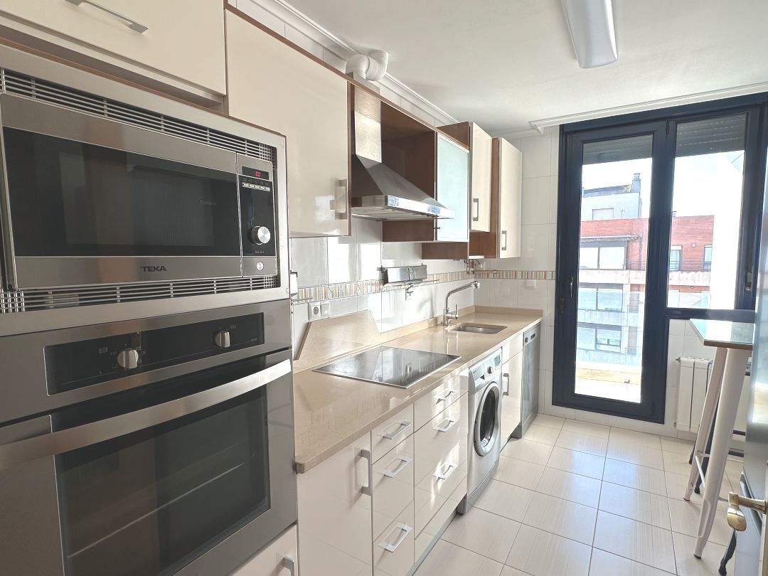 Cuina de Pis de lloguer en El Astillero   amb Calefacció, Piscina i Forn