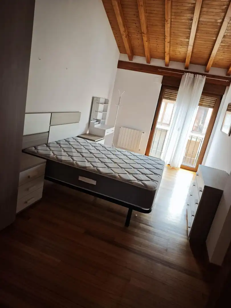 Dormitori de Casa adosada de lloguer en Entrambasaguas amb Calefacció i Jardí privat