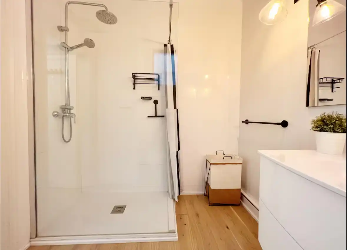 Badezimmer von Wohnung zum Verkauf in Barcelona mit Parkett, Terrasse und Abstellraum