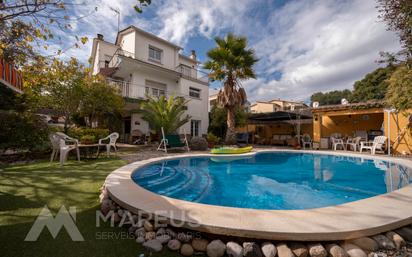 Vista exterior de Casa o xalet en venda en Esparreguera amb Terrassa, Piscina i Balcó