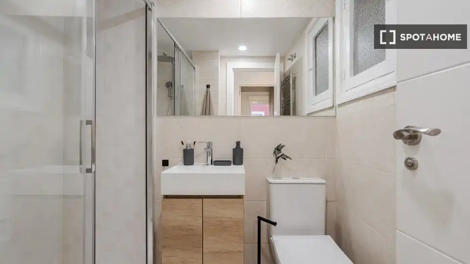 Bany de Apartament per a compartir en Madrid amb Aire condicionat, Terrassa i Moblat