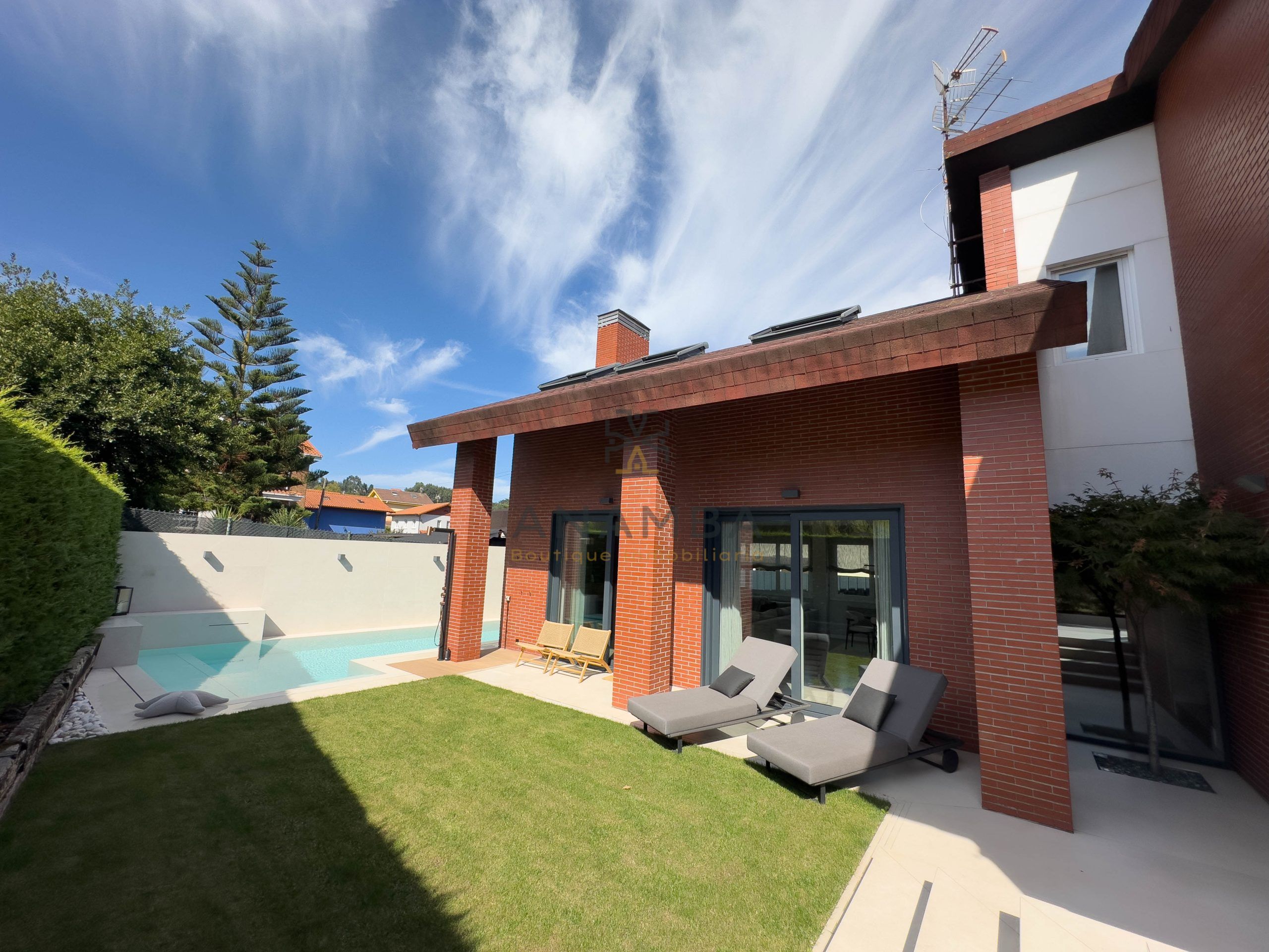 Vista exterior de Casa o xalet en venda en Castrillón amb Traster i Piscina