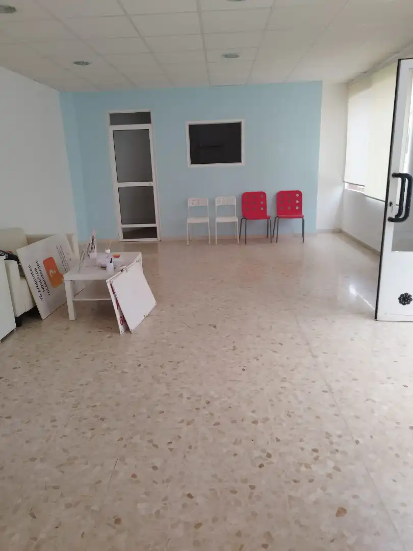 Local comercial en alquiler en Calle Santa Marta, imagen 2