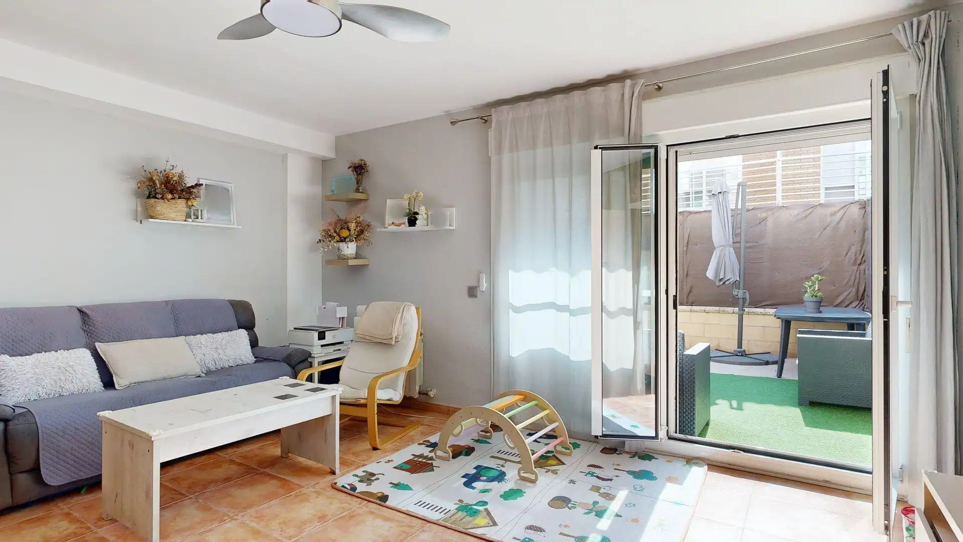 Sala de estar de Casa adosada en venta en Zaragoza con Calefacción, Jardín privado y Terraza