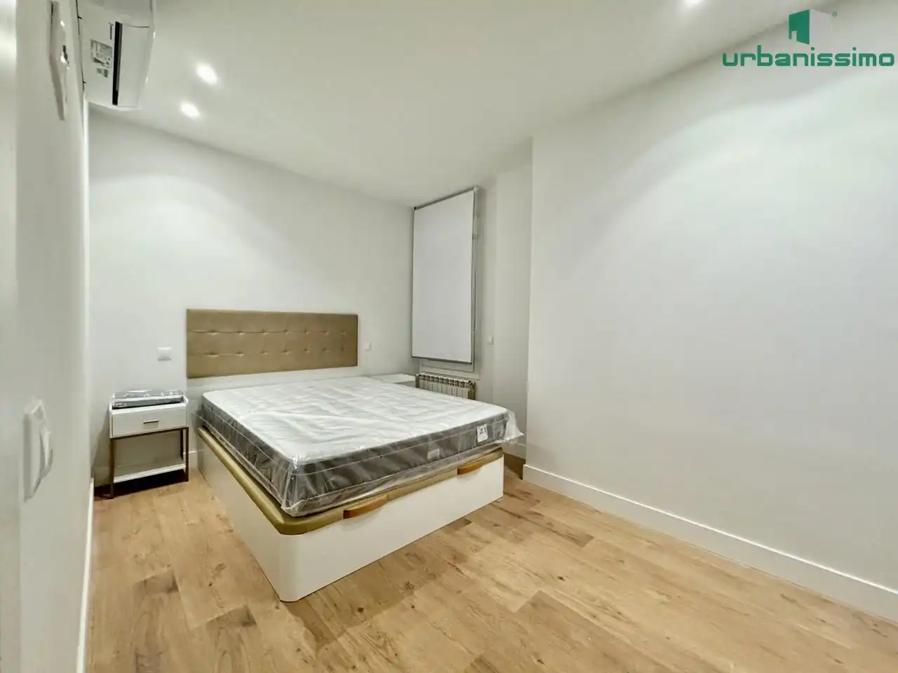 Dormitori de Apartament de lloguer en Madrid amb Aire condicionat, Calefacció i Moblat