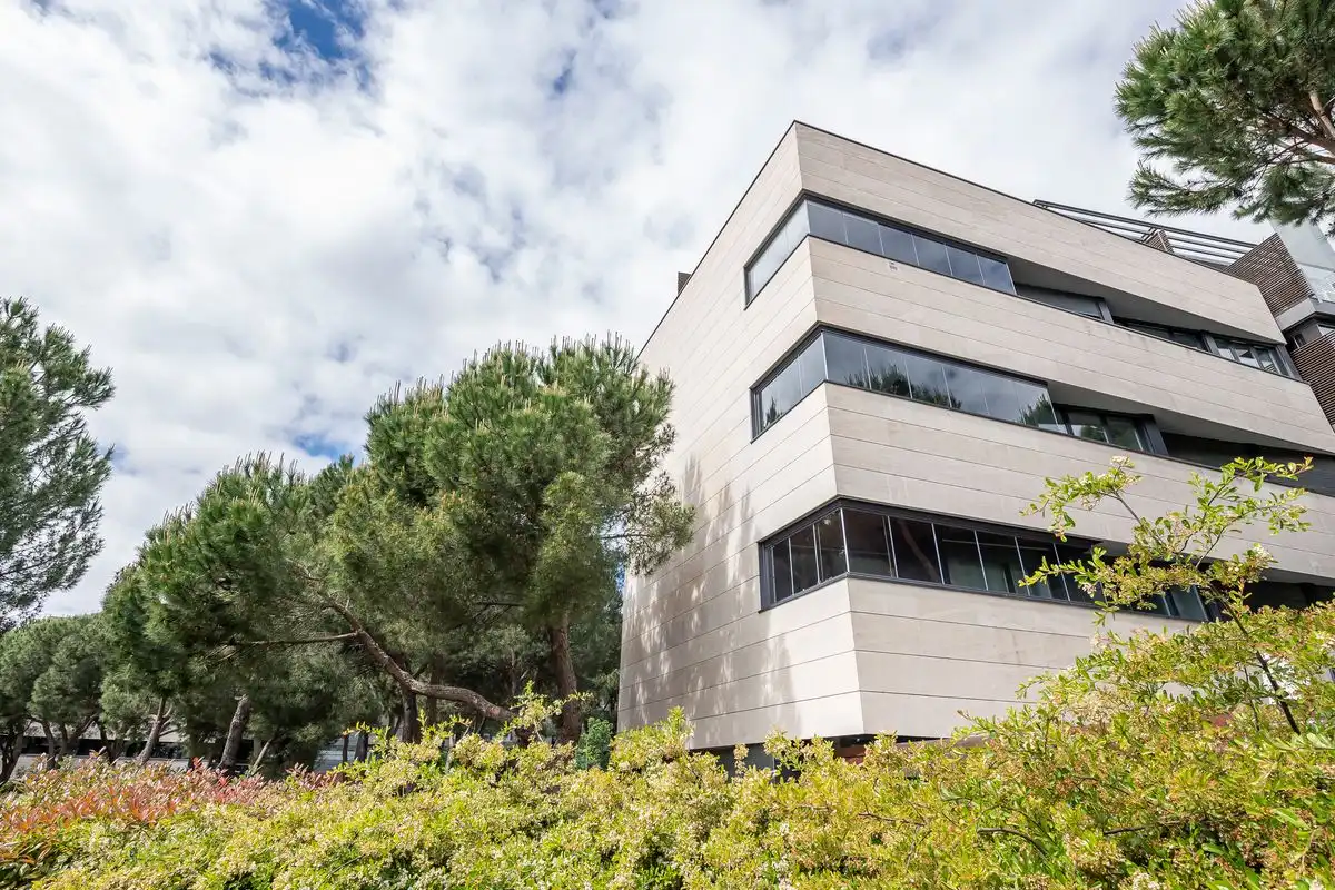 Außenansicht von Dachboden zum Verkauf in Majadahonda mit Klimaanlage, Heizung und Privatgarten