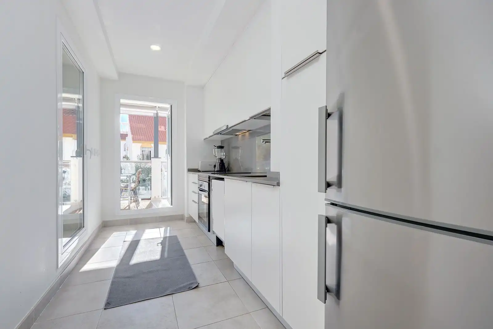 Cuina de Apartament de lloguer en Estepona amb Aire condicionat, Terrassa i Piscina