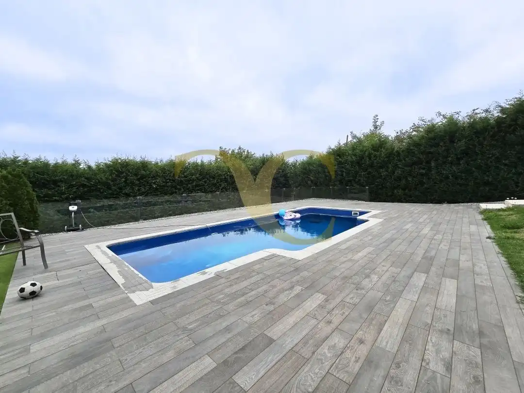 Piscina de Casa o xalet en venda en Oviedo  amb Calefacció, Jardí privat i Terrassa