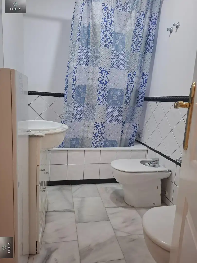 Badezimmer von Wohnungen zur Miete in Granada mit Klimaanlage, Heizung und Möbliert