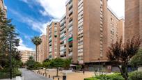 Vista exterior de Apartament en venda en  Granada Capital amb Calefacció, Jardí privat i Parquet