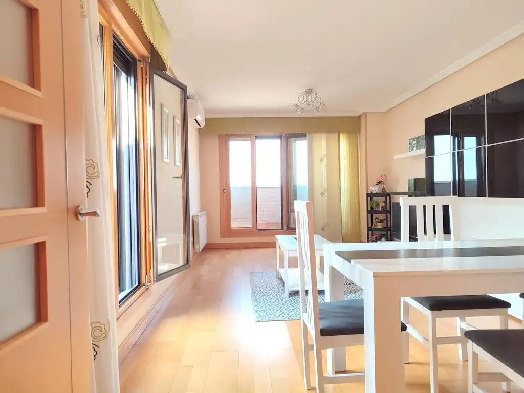 Sala d'estar de Àtic en venda en Valladolid amb Calefacció, Terrassa i Piscina comunitària