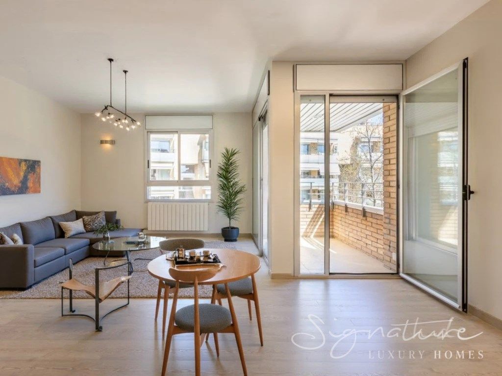 Living room of Flat for sale in Sant Cugat del Vallès  with Air Conditioner, Private garden and Swimming Pool