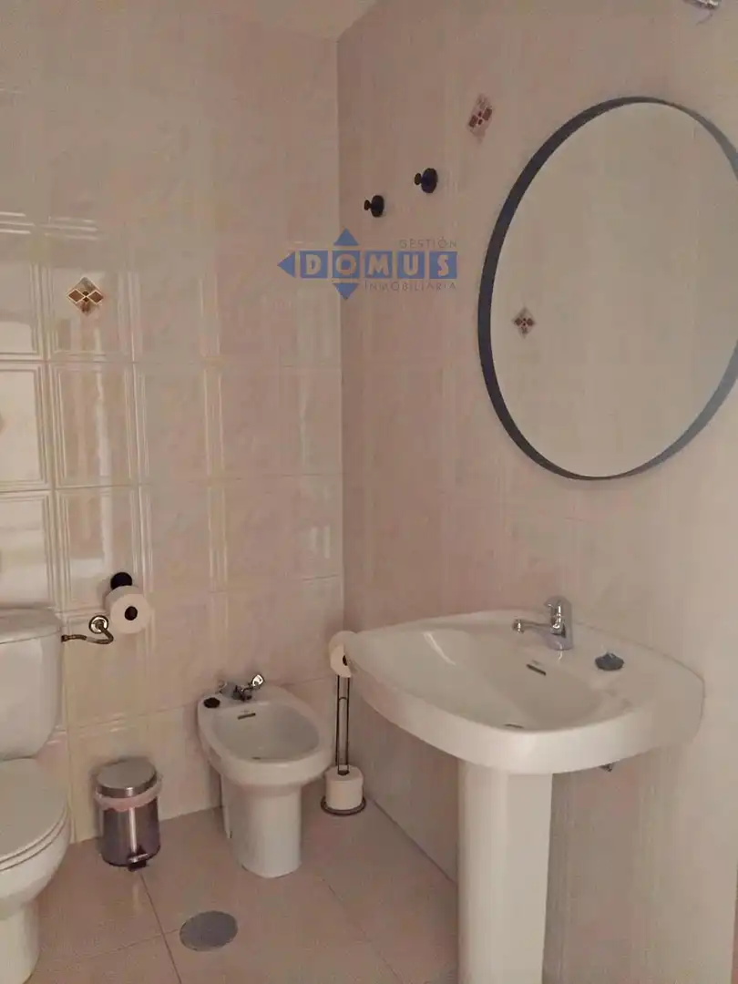 Baño de Piso de alquiler en Ronda con Aire acondicionado, Terraza y Amueblado