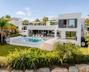 Vista exterior de Casa o xalet de lloguer en Benahavís amb Aire condicionat, Terrassa i Piscina