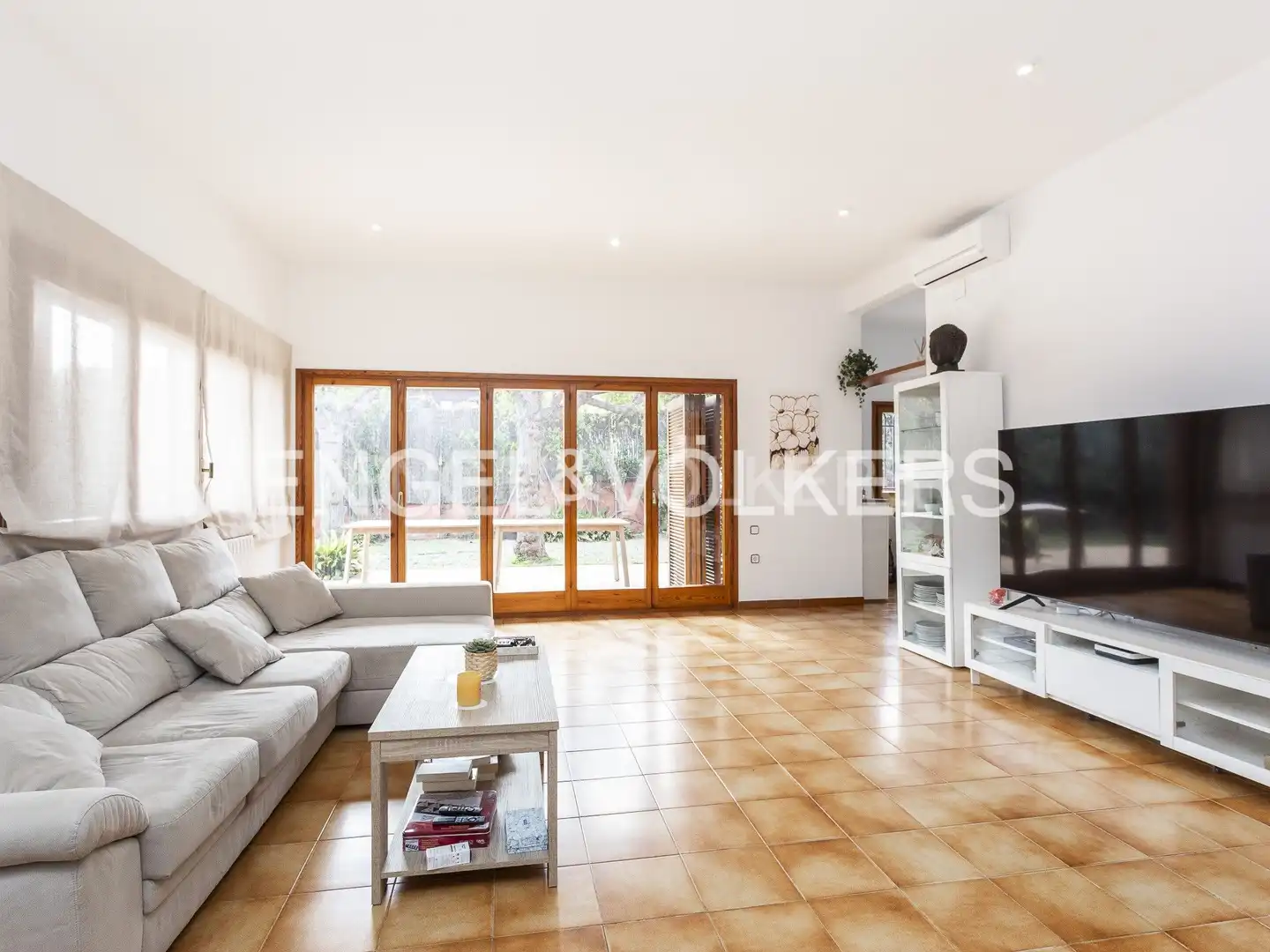 Sala d'estar de Casa o xalet en venda en Vilanova i la Geltrú amb Calefacció, Jardí privat i Terrassa