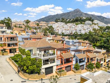 Adossat amb balcó en venda a Nueva Andalucía