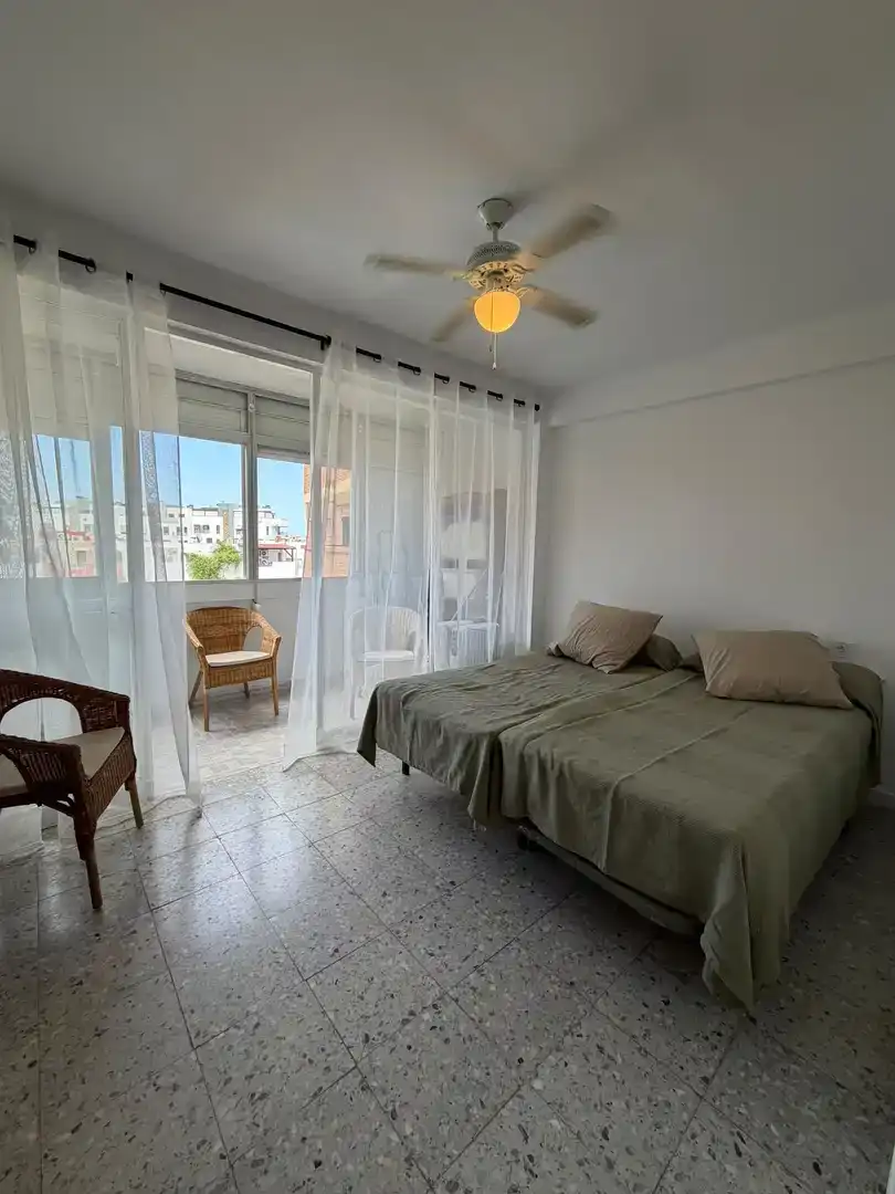 Dormitori de Pis de lloguer en Torremolinos amb Jardí privat, Piscina i Moblat