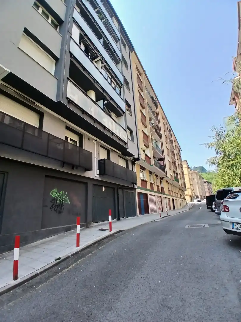 Vista exterior de Pis en venda en Ermua amb Calefacció, Parquet i Forn