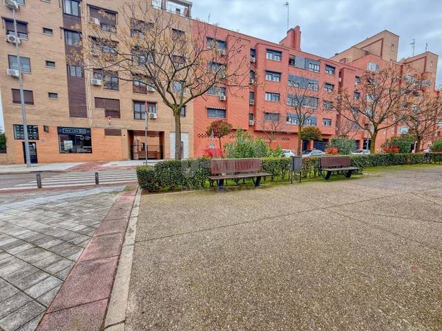 Local comercial en Alquiler en  Calle De los institutos 3, 3 en Universidad - Hospital