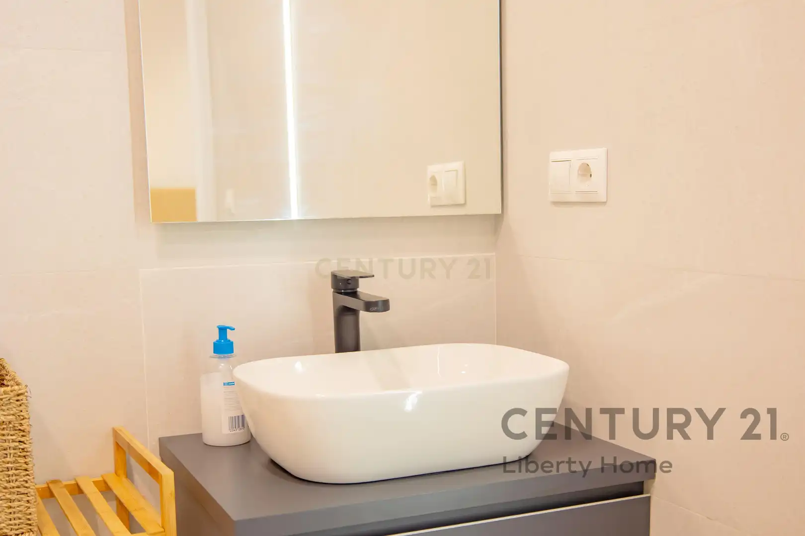 Baño de Apartamento en venta en Valencia con Aire acondicionado, Horno y Lavadora