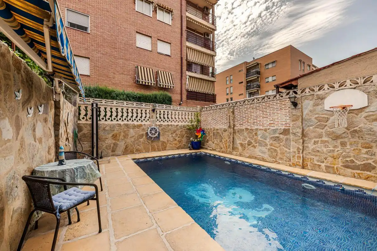 Piscina de Casa adosada en venda en Alcalá de Henares amb Aire condicionat, Calefacció i Jardí privat