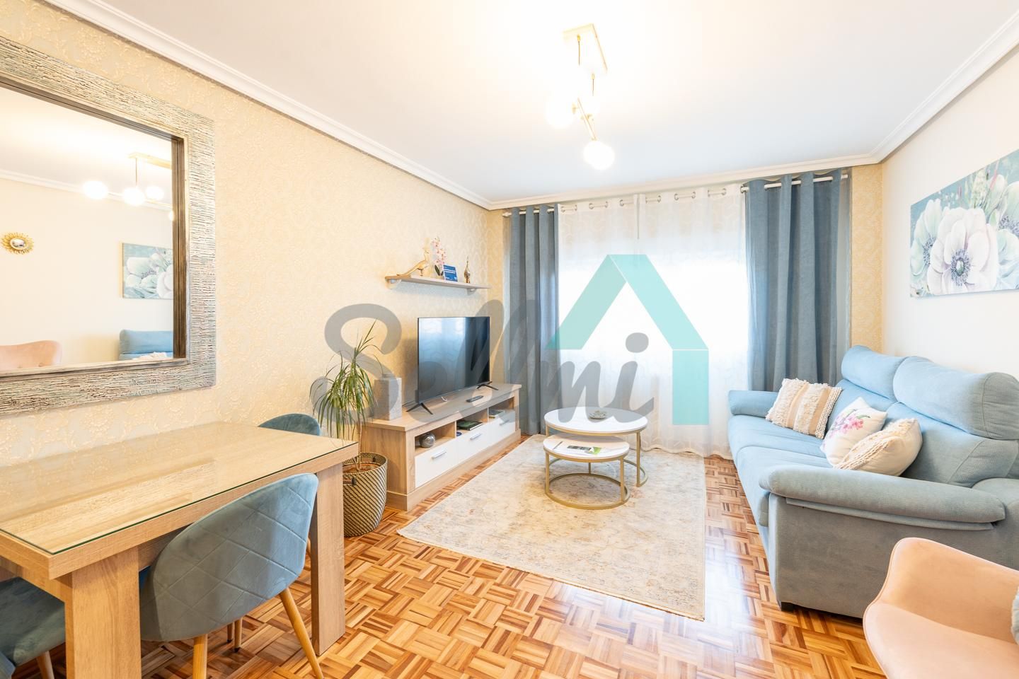Living room of Flat for sale in Oviedo   with Heating, Parquet flooring and Storage room
