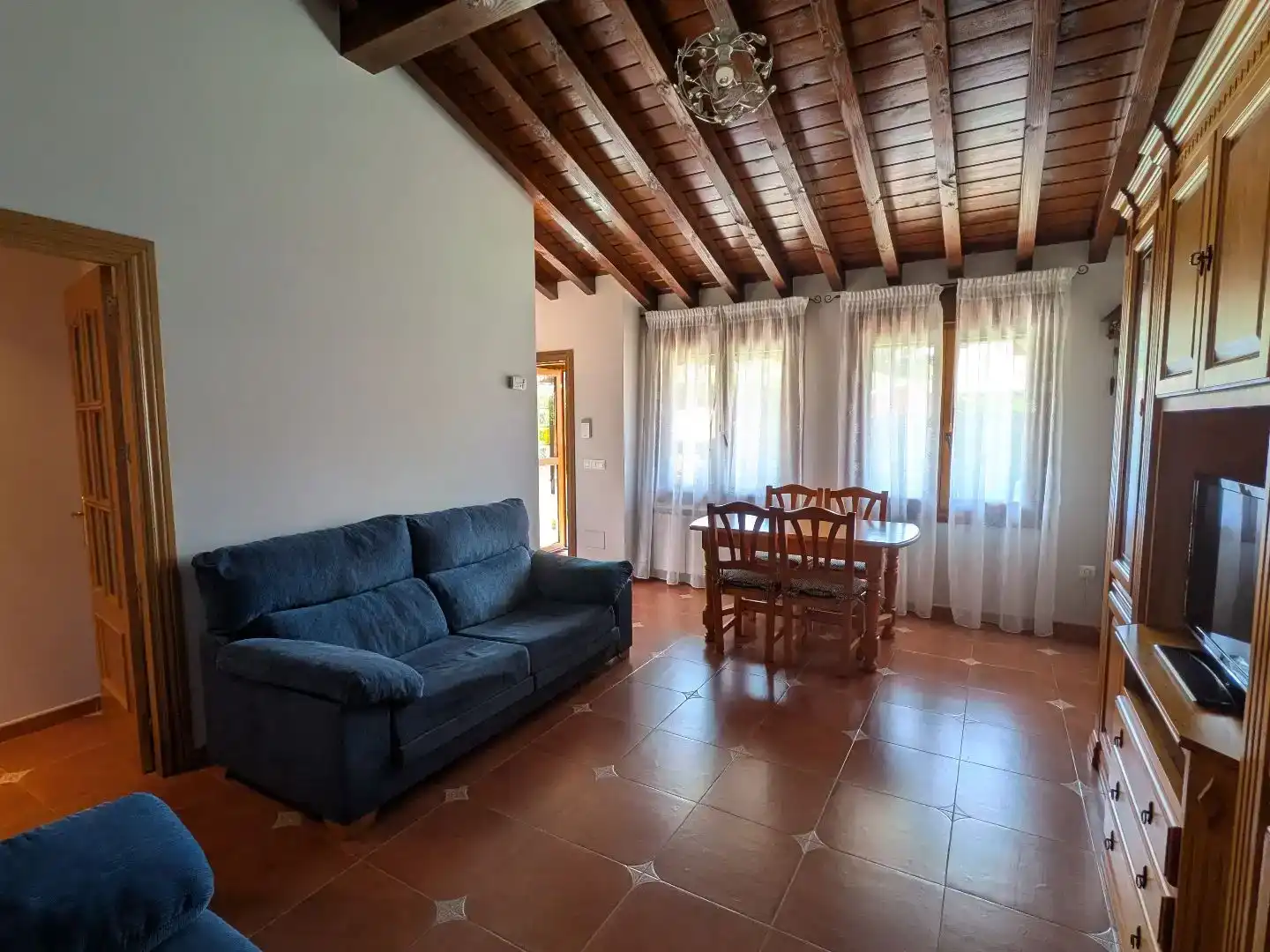 Sala d'estar de Casa adosada en venda en Santillana del Mar
