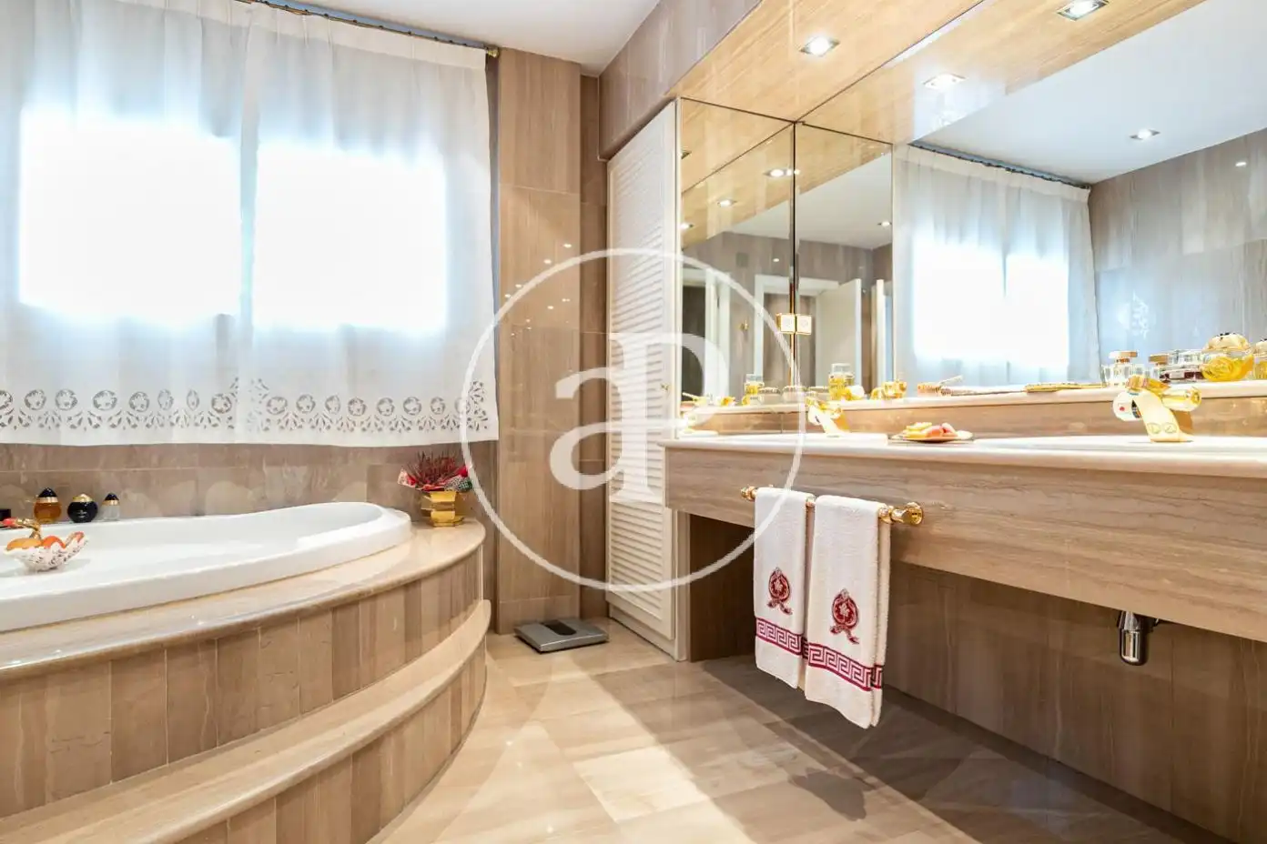 Badezimmer von Einfamilien-Reihenhaus zum Verkauf in Barcelona mit Klimaanlage, Heizung und Privatgarten