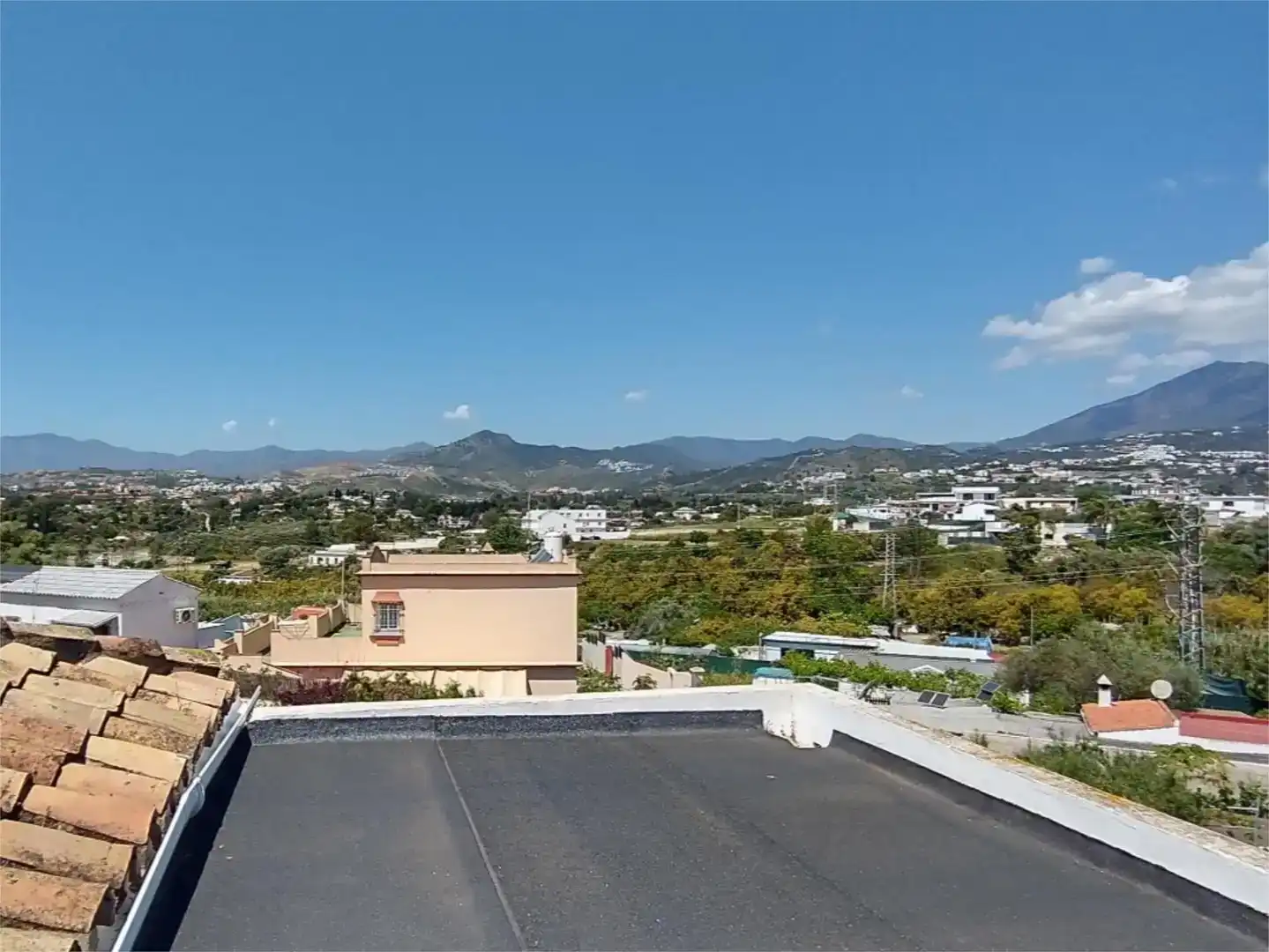 Vista exterior de Casa o xalet en venda en Marbella amb Aire condicionat, Piscina i Balcó