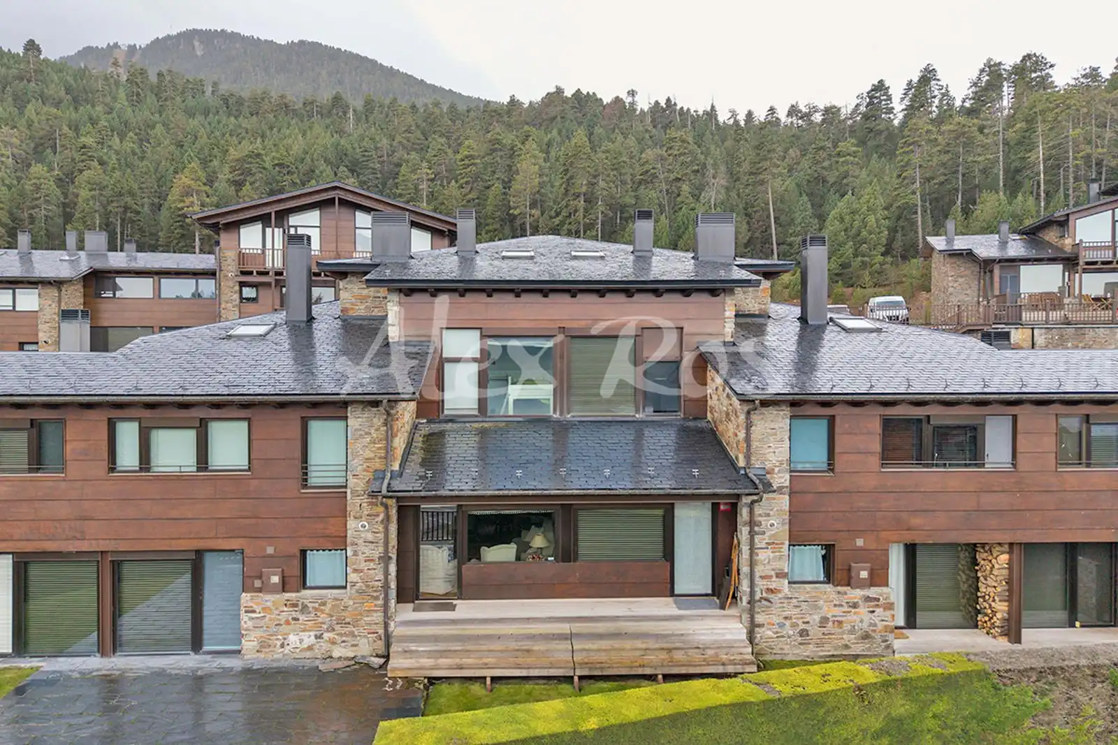 Vista exterior de Casa o xalet en venda en Alp amb Calefacció, Terrassa i Traster
