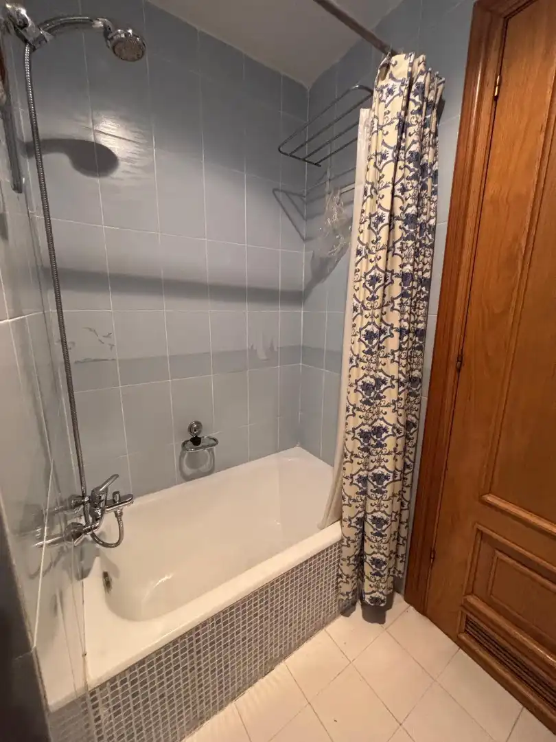Baño de Piso en venta en Oviedo  con Calefacción, Parquet y Trastero