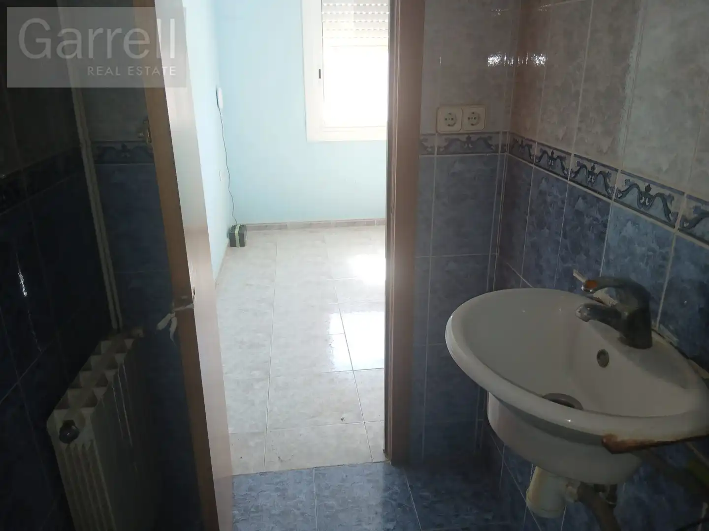 Bathroom of Flat for sale in El Vendrell