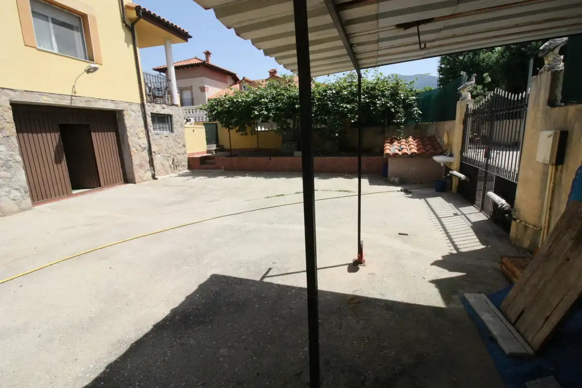 Parking de Casa o chalet en venta en Mombeltrán con Calefacción, Jardín privado y Terraza