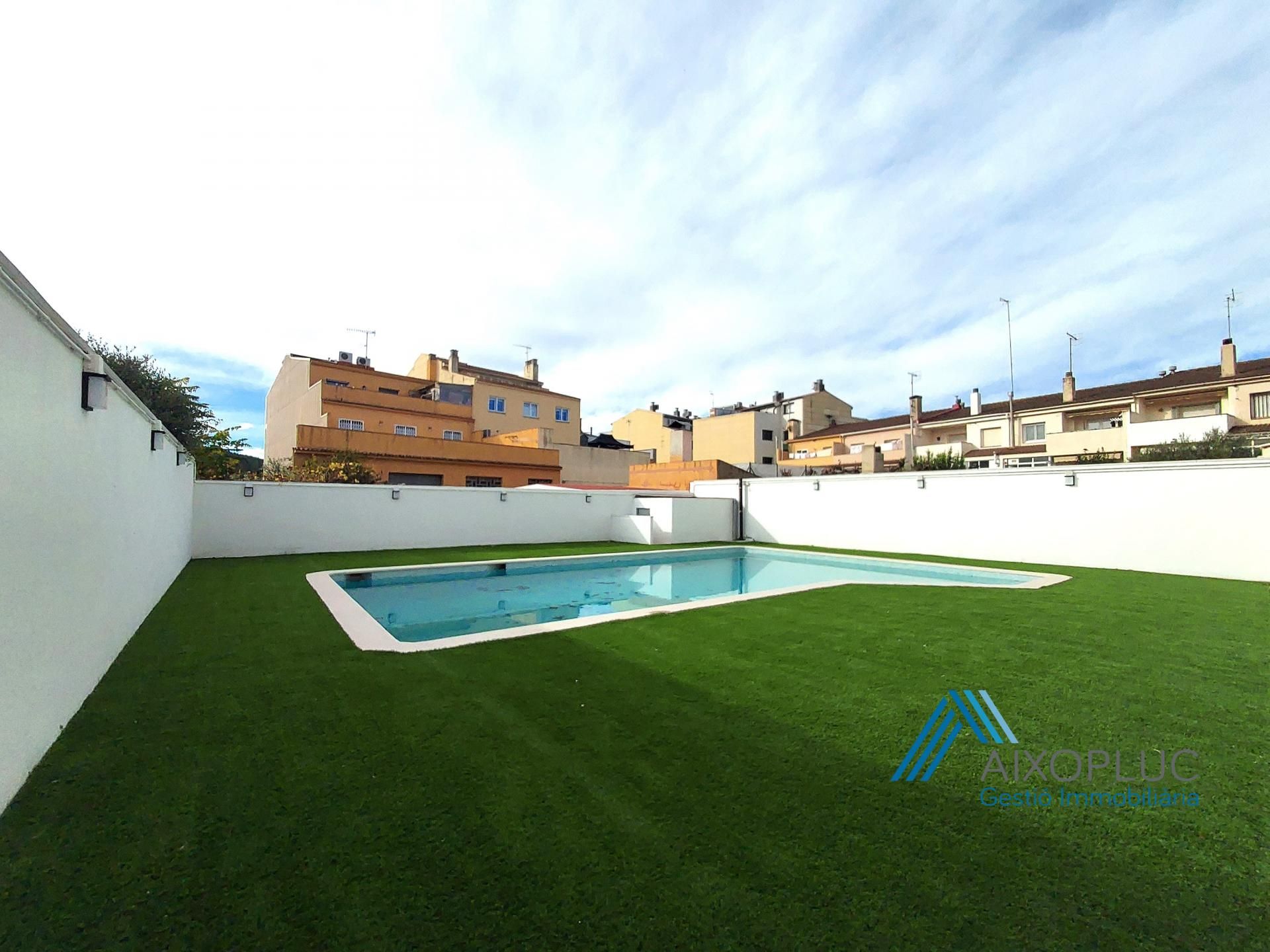 Piscina de Dúplex de lloguer en Sant Martí Sarroca amb Jardí privat