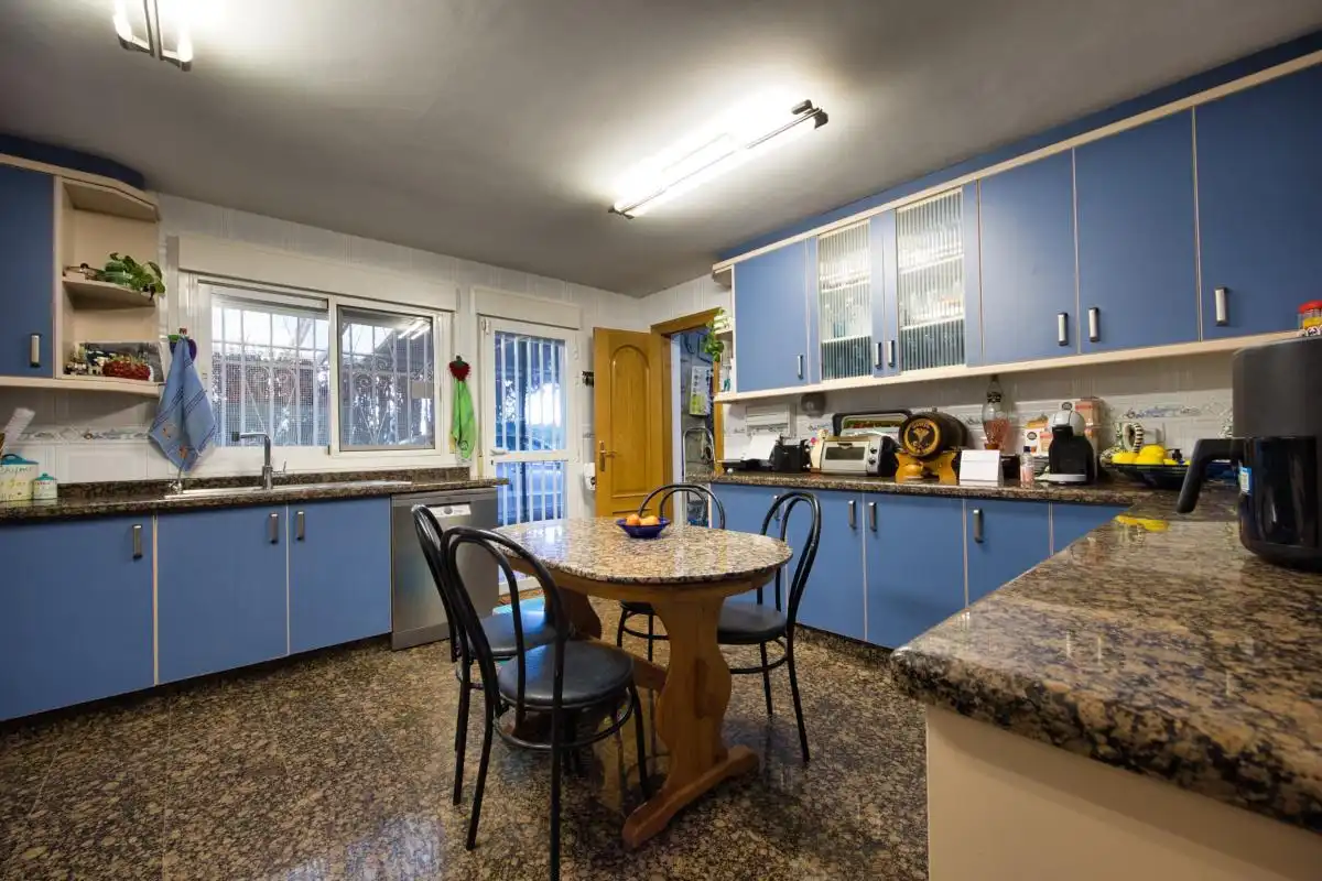 Cocina de Casa o chalet en venta en L'Alfàs del Pi con Aire acondicionado, Calefacción y Jardín privado