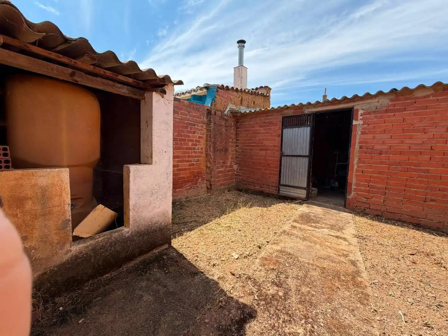 Vista exterior de Casa adosada en venda en Villamañán amb Calefacció i Moblat