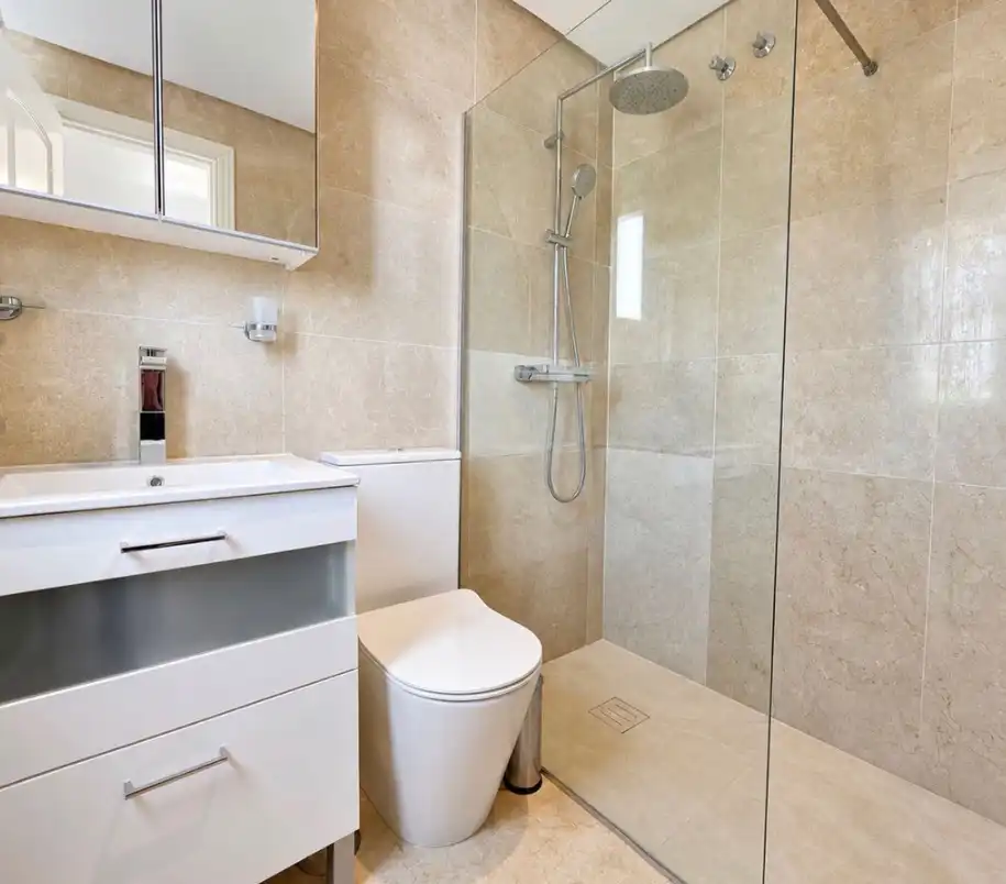Badezimmer von Wohnung zum Verkauf in Manilva mit Terrasse, Möbliert und Ofen
