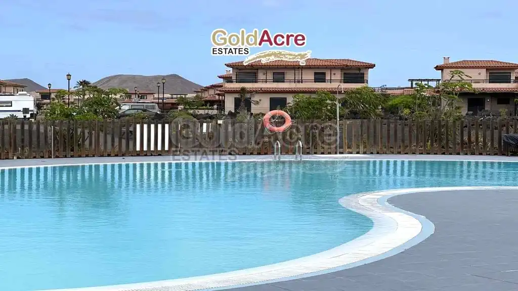 Piscina de Casa o xalet en venda en La Oliva