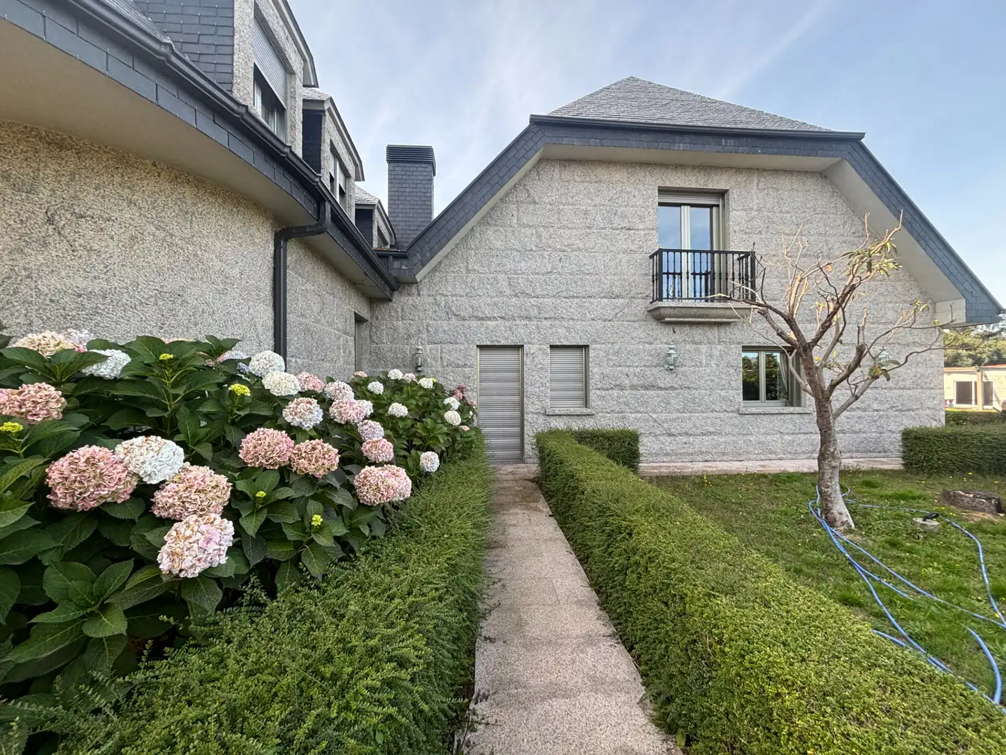 Vista exterior de Casa o chalet en venta en Santiago de Compostela  con Calefacción, Jardín privado y Parquet
