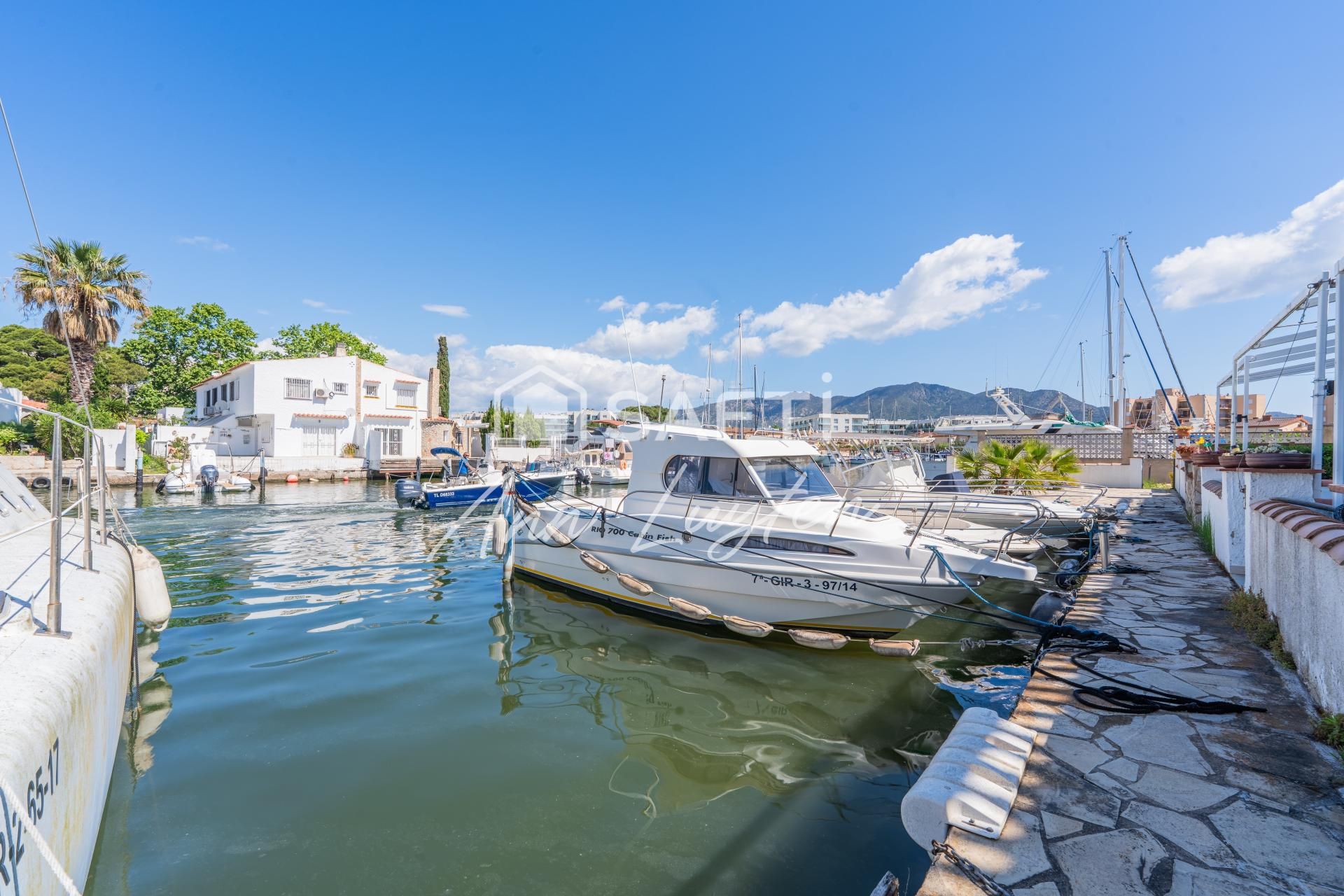 Exterior view of Single-family semi-detached for sale in Roses  with Air Conditioner, Heating and Terrace