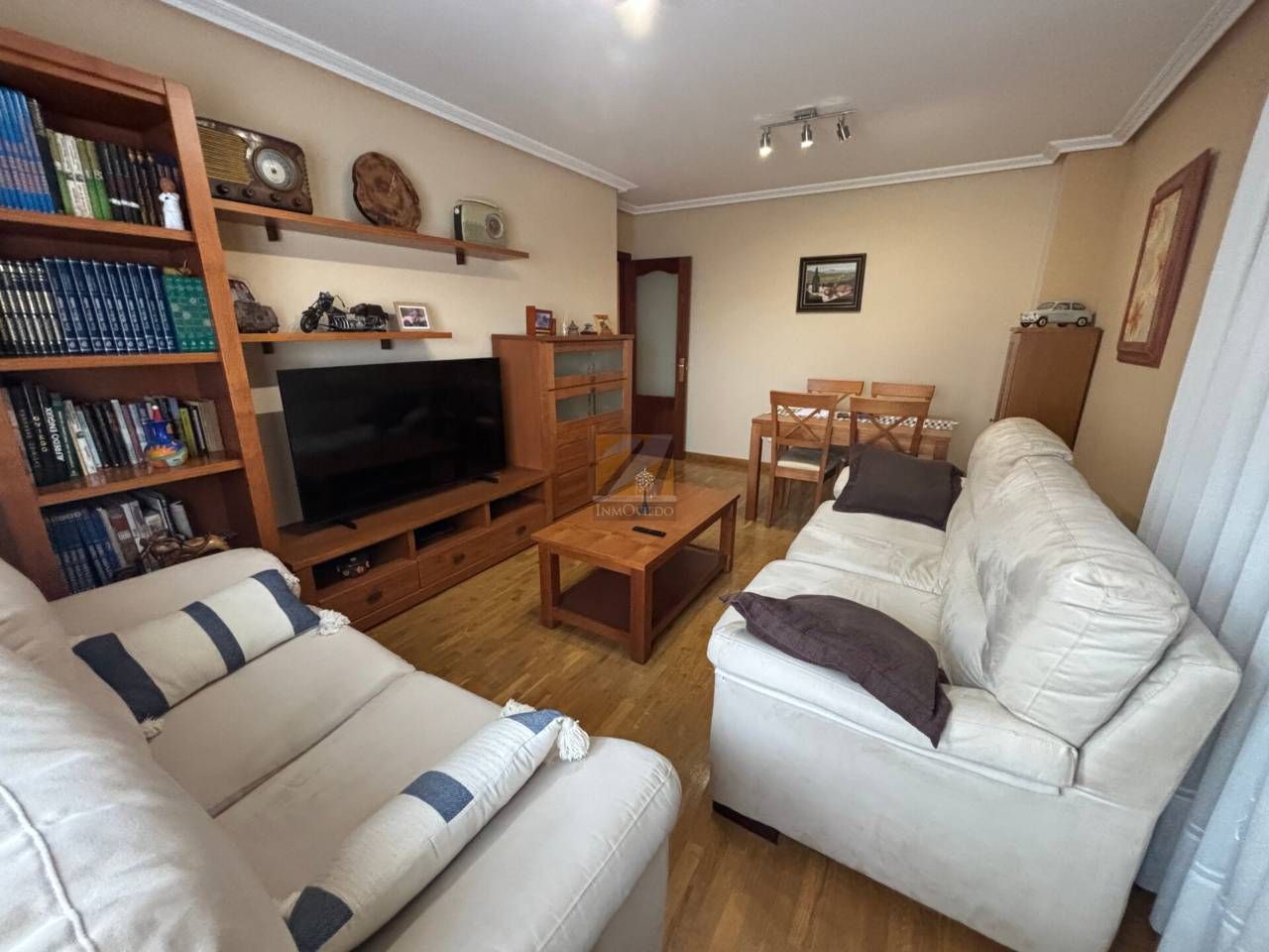 Sala d'estar de Pis en venda en Oviedo  amb Calefacció, Parquet i Traster