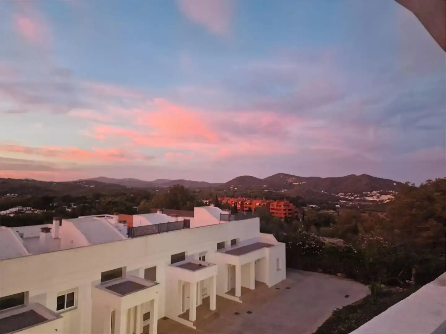 Vista exterior de Casa adosada en venda en Santa Eulària des Riu amb Aire condicionat, Piscina i Balcó