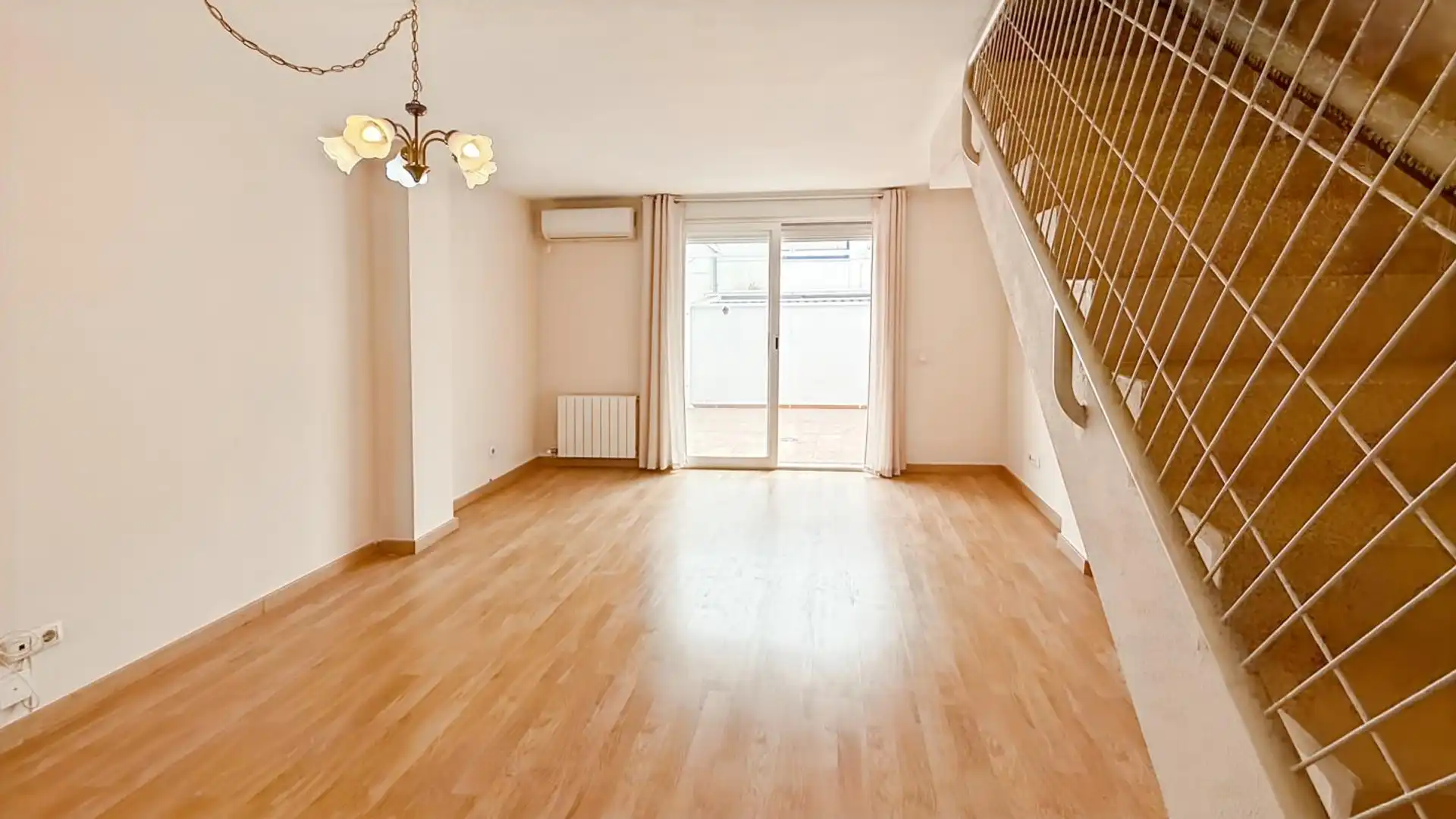 Living room of Single-family semi-detached for sale in  Madrid Capital  with Air Conditioner, Heating and Terrace
