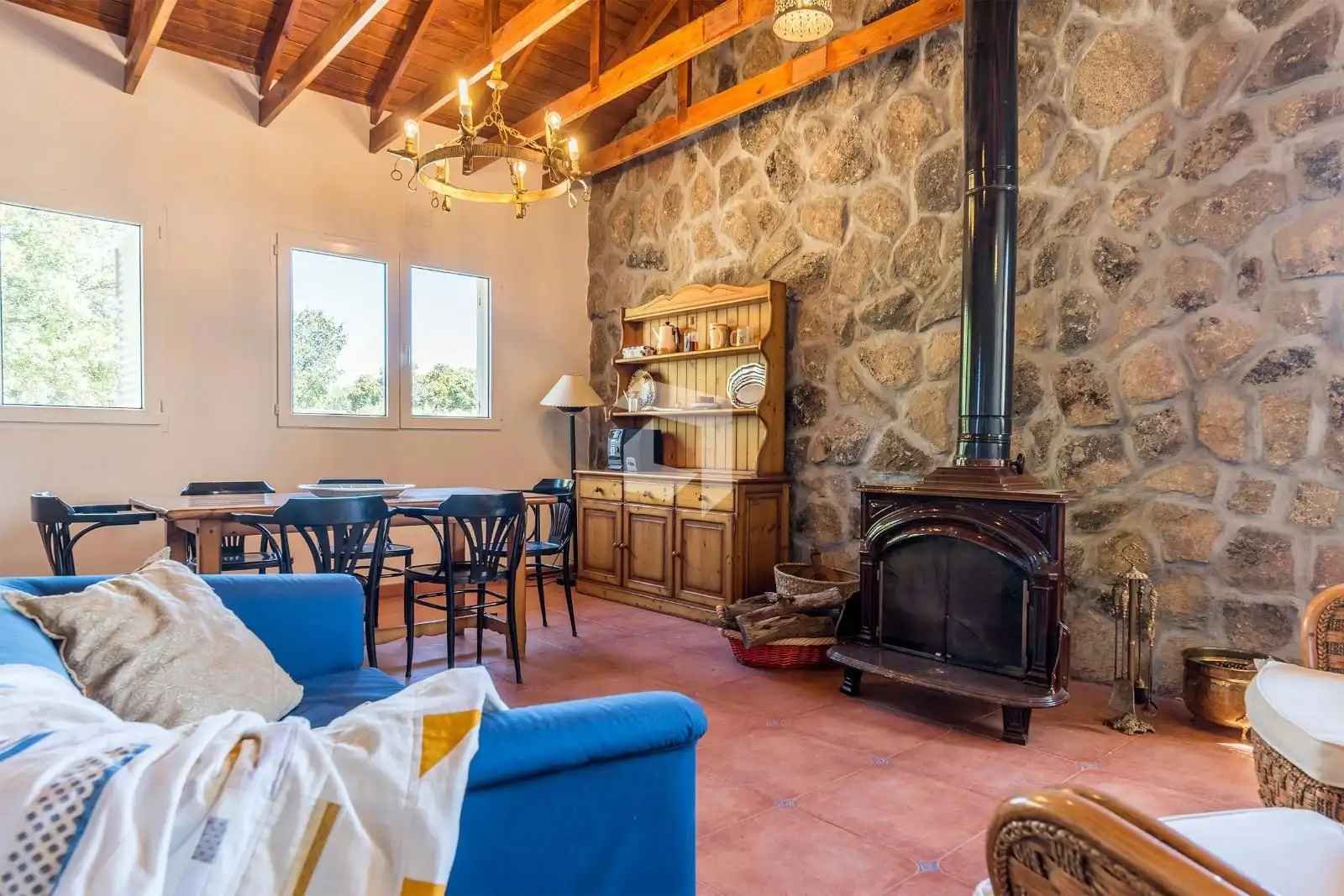 Wohnzimmer von Haus oder Chalet zum Verkauf in Población de Arroyo mit Heizung, Terrasse und Möbliert