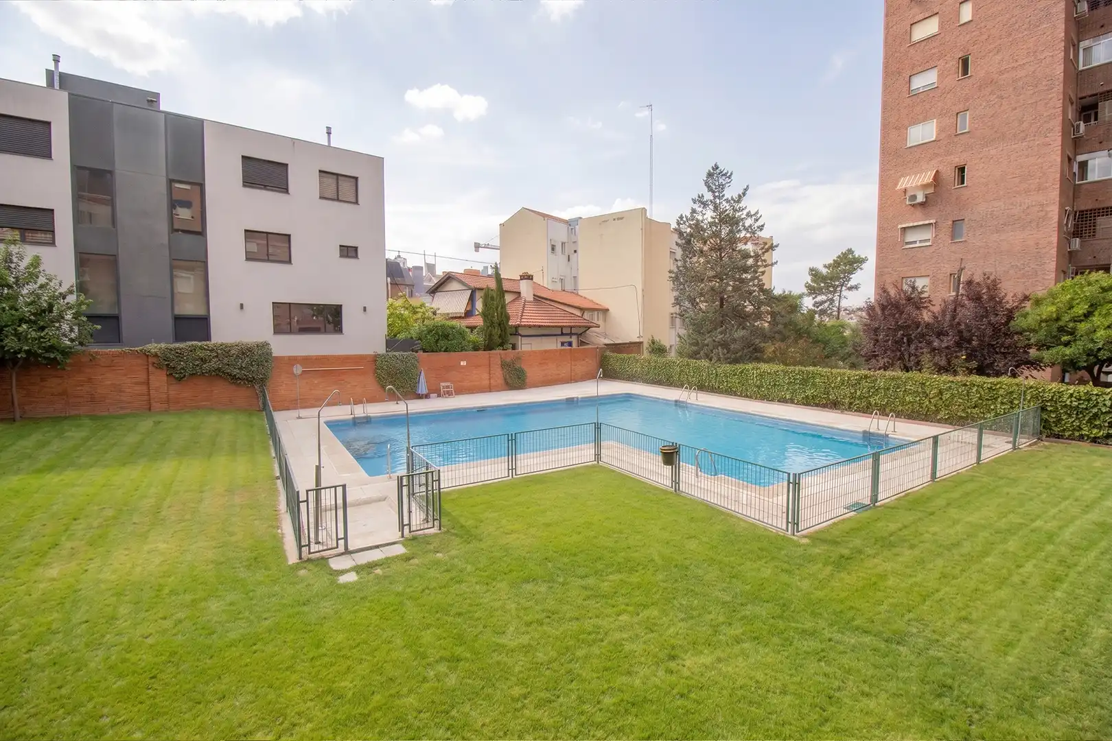 Piscina de Piso de alquiler en Madrid con Terraza, Se aceptan mascotas y Piscina comunitaria