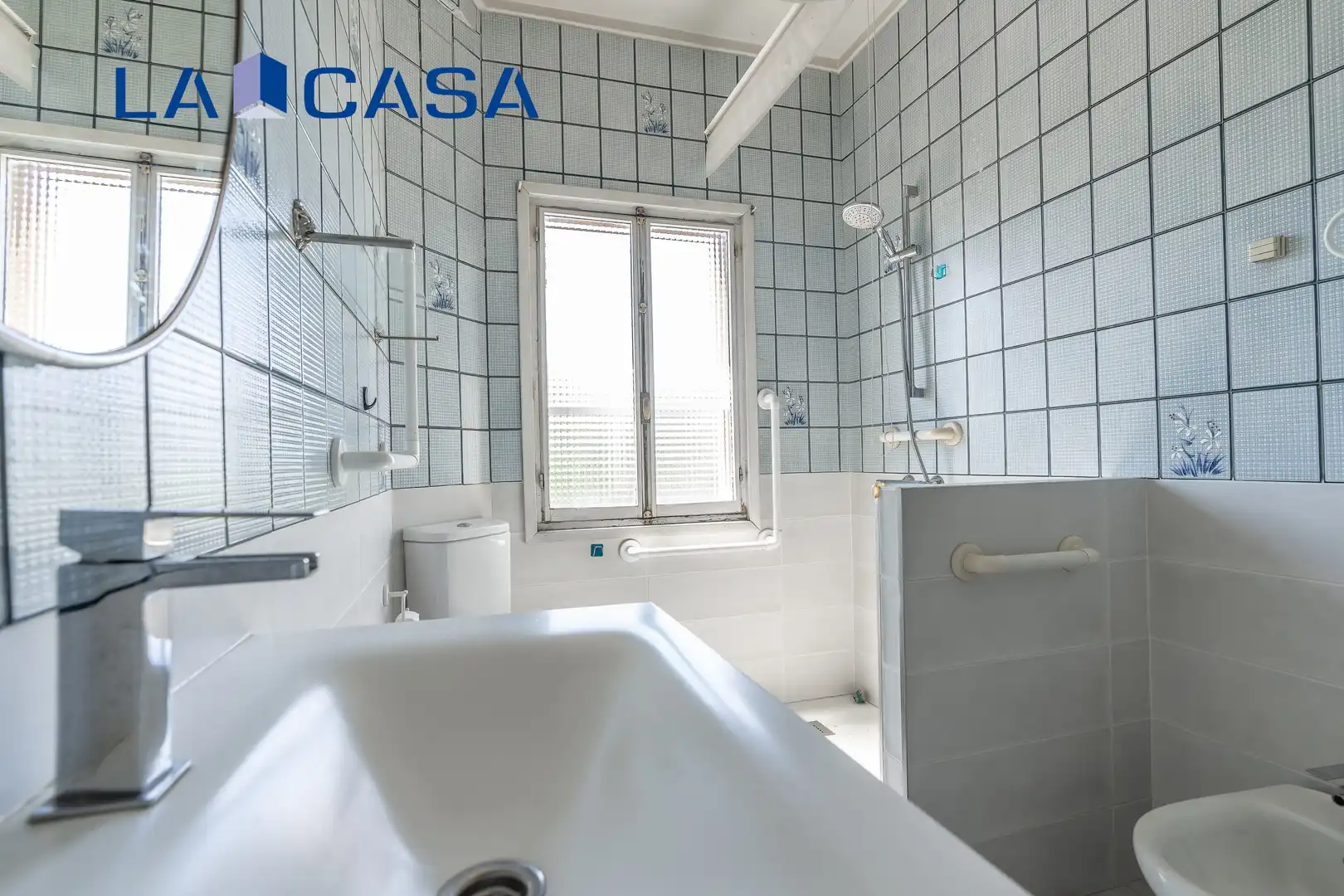 Baño de Piso en venta en Madrid con Calefacción, Terraza y Trastero