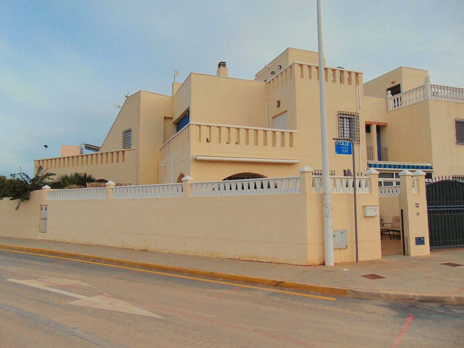 Vista exterior de Casa adosada en venda en San Pedro del Pinatar amb Aire condicionat, Calefacció i Jardí privat