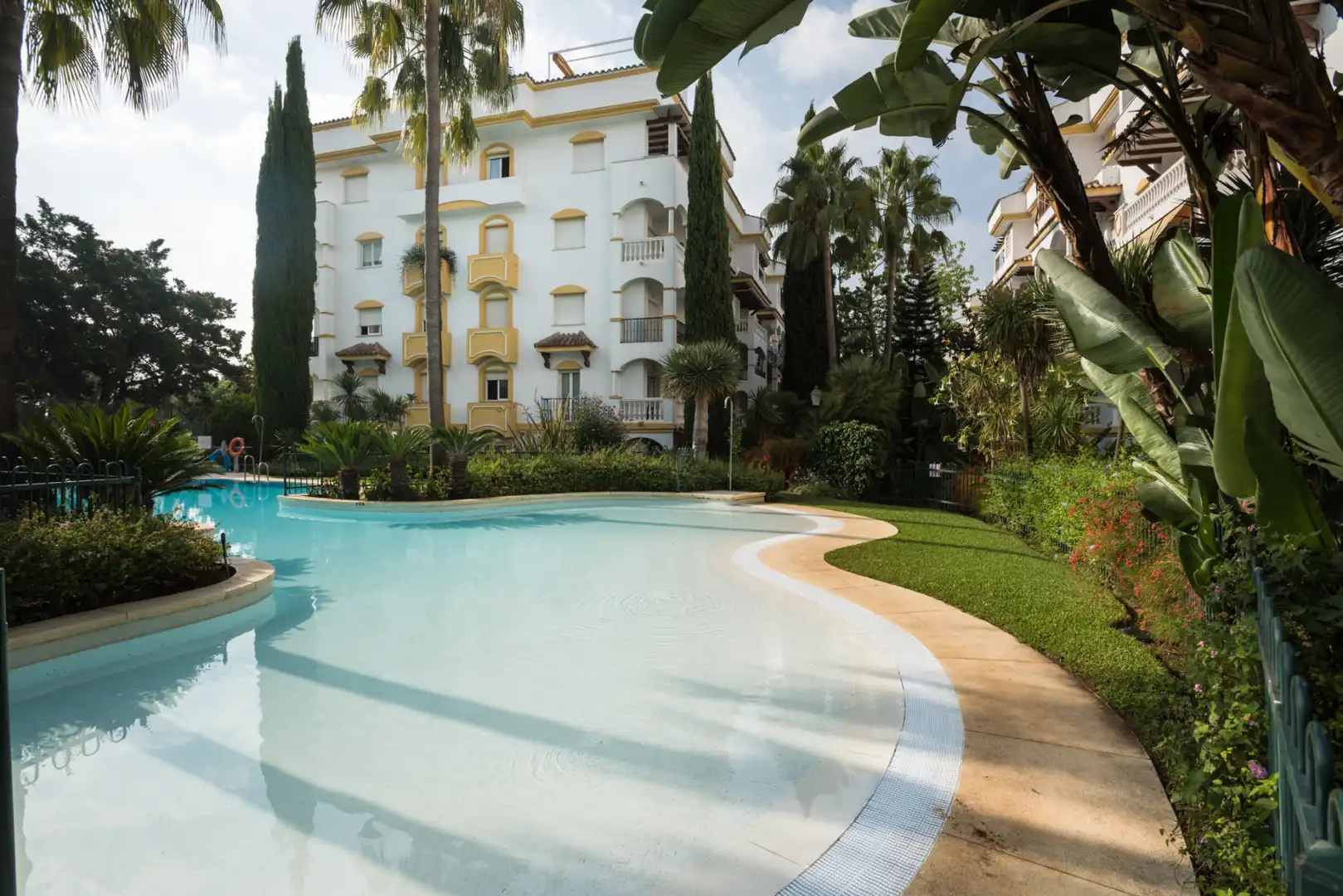 Swimming pool of Flat for sale in Marbella  with Air Conditioner, Heating and Terrace